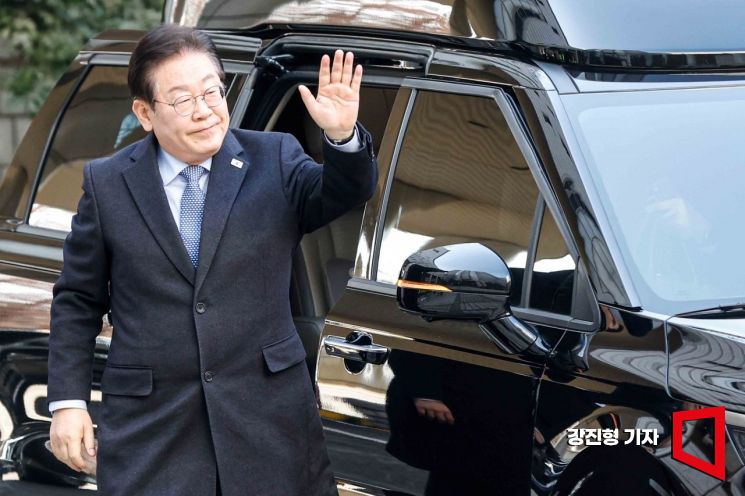 [포토] 지지자들에게 인사하는 이재명 대표