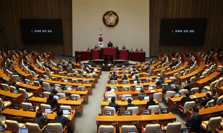 우원식 국회의장이 13일 서울 여의도 국회 본회의장에서 열린 경제분야 대정부질문에서 의사봉을 두드리고 있다. 연합뉴스