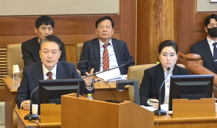 윤석열 대통령이 13일 서울 종로구 헌법재판소에서 열린 본인의 탄핵 심판 8차 변론에서 발언하고 있다. 헌법재판소 제공 연합뉴스