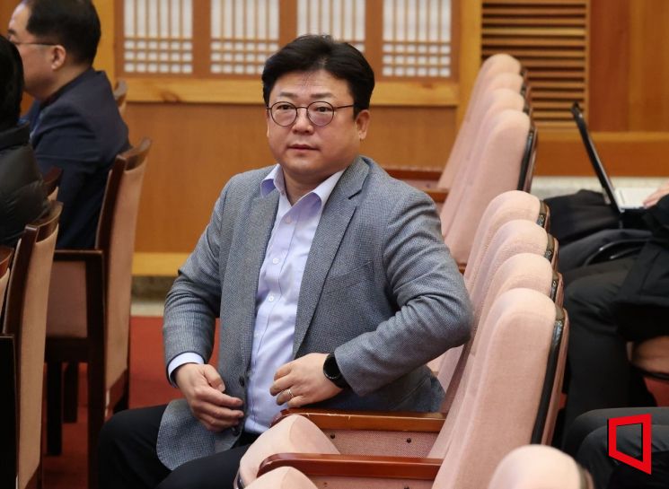 국민의힘 강명구 의원이 13일 오전 서울 종로구 헌법재판소에서 열리는 윤석열 대통령 탄핵심판 8차 변론을 방청하기 위해 입장해 있다. ＜2025.2.13 사진공동취재단＞