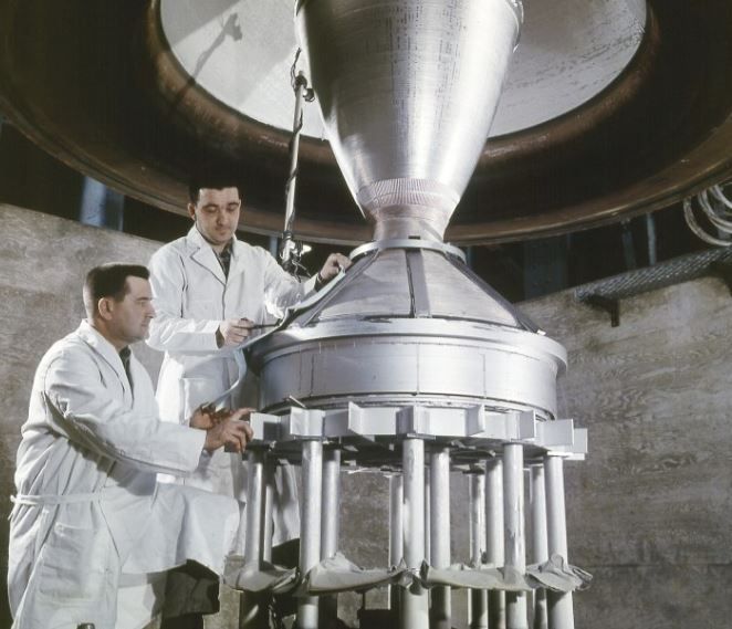 1962년 원자력 추진 로켓 엔진 네르바(NERVA)를 조립하는 연구자들. NASA 글렌 리서치 센터
