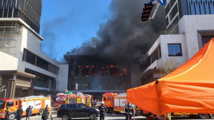 14일 부산 기장군 반얀트리 호텔 신축공사장에서 대형 화재가 발생했다. 연합뉴스