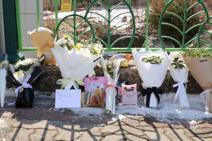 초등생 피살 사건이 벌어진 학교에 모여든 추모 물결. 연합뉴스