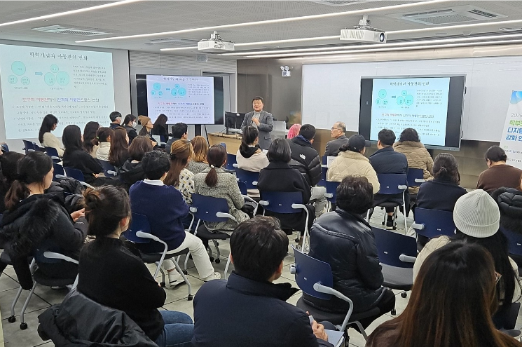 이병도 천안교육장이 지난 13일 호서대학교 KTX캠퍼스에서 미래 인재 양성 및 자녀 교육 특강을 하고 있다.