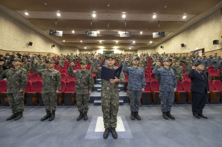 해군교육사령부 장병들이 리스펙 선포식에서 결의를 다지고 있다.