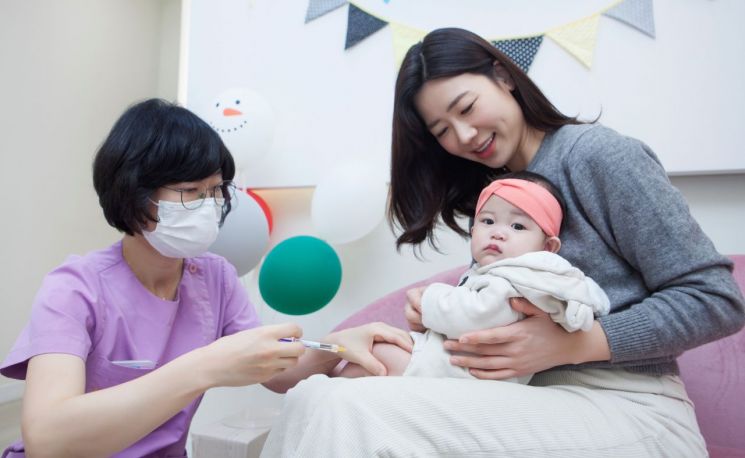 서울 동대문구 한 병원에서 생후 8개월 영아가 RSV 항체주사(베이포투스)를 접종받고 있다. 사진제공=SK바이오사이언스