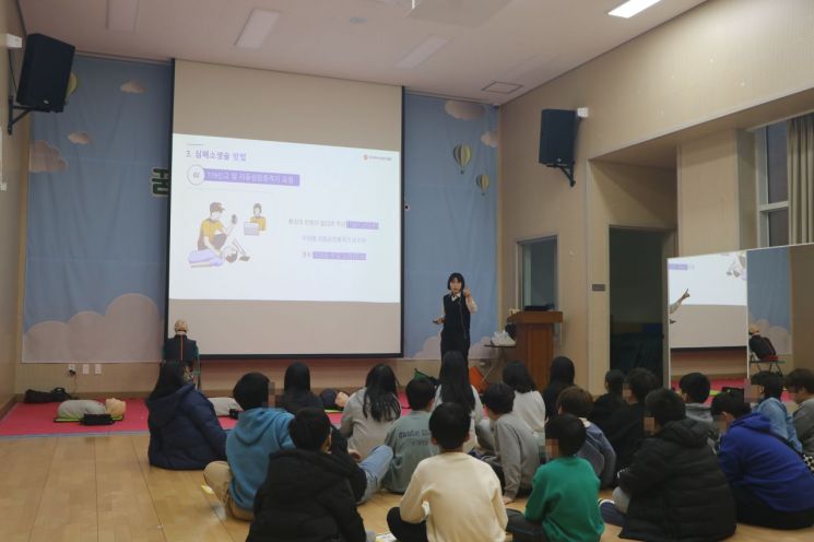 광주 동부소방서가 최근 동구청소년문화의집 3층 강당에서 방과후아카데미 청소년을 대상으로 소방안전교육을 실시했다. 광주동부소방서 제공