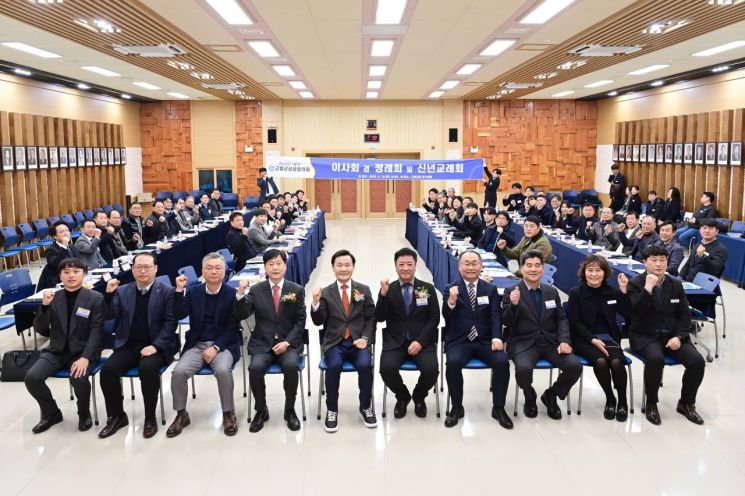고령군이 안전보건공단과 고령군상공협의회와 산업재해 예방 업무협약을 체결하고 있다.