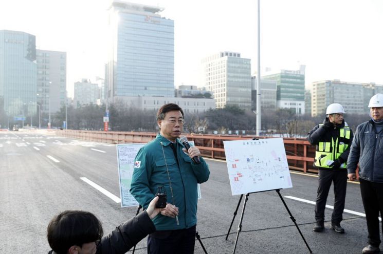 신상진 성남시장이 14일 수내교 분당방향 4차로 임시도로 개통 전 현장에서 브리핑을 하고 있다. 성남시 제공