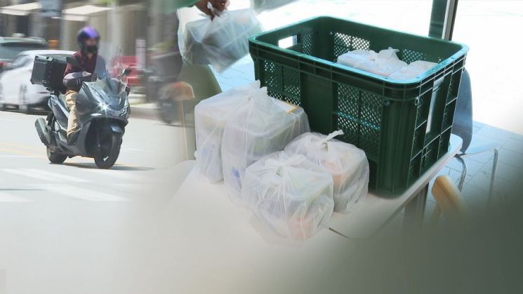 외식업계에서 배달앱 수수료가 임차료, 인건비보다 가장 큰 부담으로 작용하고 있는 것으로 드러났다. 연합뉴스
