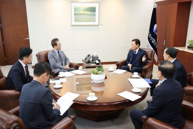 산업은행 회장 만난 박완수 경남지사 “우주항공 등 지역산업 위한 협력 필수”