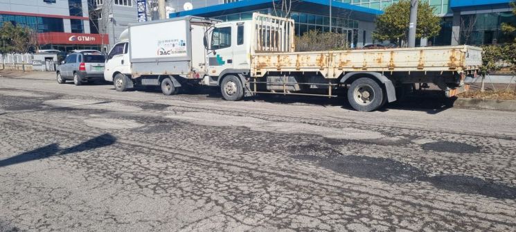 15일 오전 광주 광산구 진곡동 진곡산단 일대가 지난 3일부터 일주일 동안 내린 폭설로 인해 곳곳에는 포트홀(도로 파임 현상)이 발생했다. 민찬기 기자