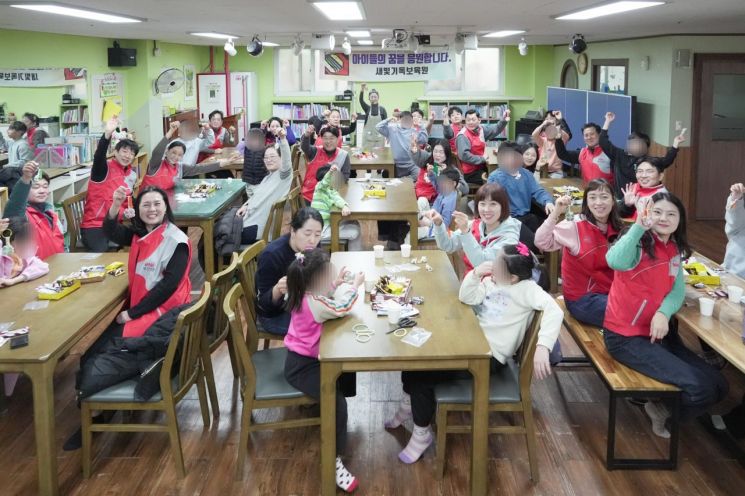 BNK부산은행은 15일 오전, 임직원으로 구성된 지역봉사단 400여명이 부산지역 16개 구·군에서 아동양육시설 환경정화, 플로깅, 업사이클링 등 봉사활동을 실시했다. BNK부산은행 제공
