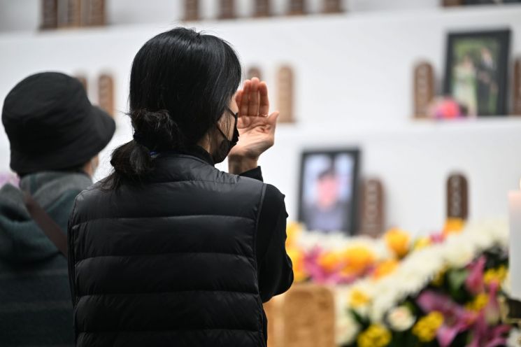 제주항공 여객기 참사 49일째인 15일 오전 전남 무안국제공항 분향소에서 열린 49재 합동위령제에서 유족들이 눈물을 흘리고 있다. 연합뉴스