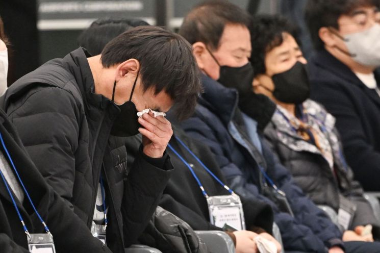 제주항공 여객기 참사 49일째인 15일 오전 전남 무안국제공항 분향소에서 열린 49재 합동위령제에서 한 유가족이 눈물을 흘리고 있다. 연합뉴스
