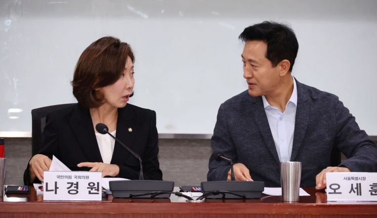 국민의힘 나경원 의원과 오세훈 서울시장이 '필리핀 가사관리사 임금, 문제와 해결책은?' 세미나에서 대화하고 있다. 연합뉴스