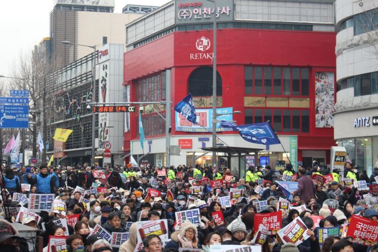 [포토]  '尹 탄핵' 촉구 외치는 광주 시민들