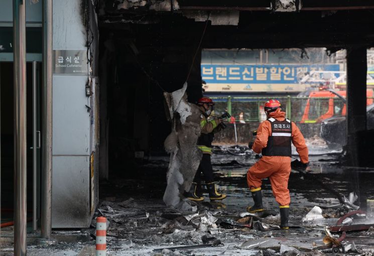 15일 서울 성동구 무학여자고등학교 급식실에서 화재가 발생해 소방관들이 현장을 살피고 있다. 연합뉴스