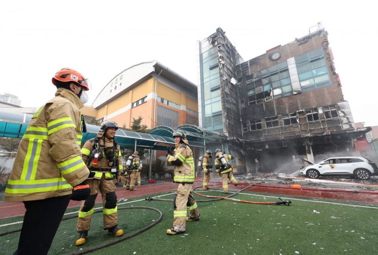 15일 서울 성동구 무학여자고등학교 급식실에서 화재가 발생해 소방관들이 화재를 진압하고 있다. 연합뉴스