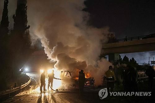 불붙은 레바논 주둔 유엔평화유지군 차량 소각 작업하는 소방관. AFP·연합뉴스