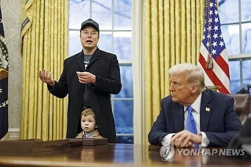 도널드 트럼프 대통령(오른쪽)과 함께 있는 일론 머스크 정부효율부(DOGE) 수장. 연합뉴스