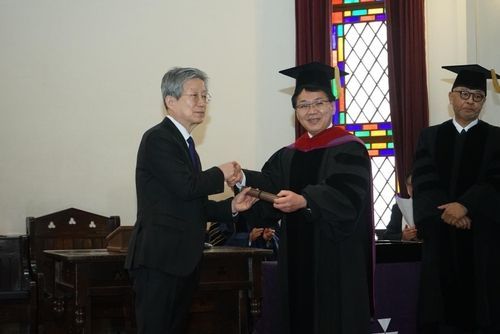 도시샤대가 16일 연 명예 박사학위 수여식에서 윤동주 시인의 조카 윤인석 성균관대 명예교수(왼쪽)와 고하라 가쓰히로 총장이 악수하고 있다.[사진=주오사카총영사관]