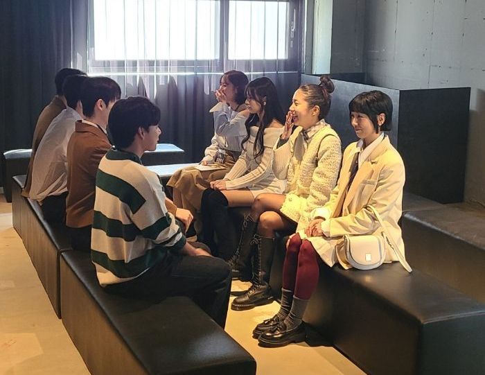 서울 용산구 한화손해보험 한남사옥에서 14일 열린 ‘설렘, 아트나잇’ 미혼남녀 만남행사에서 참가자들이 10초간 눈맞춤을 하고있다. 최동현 기자