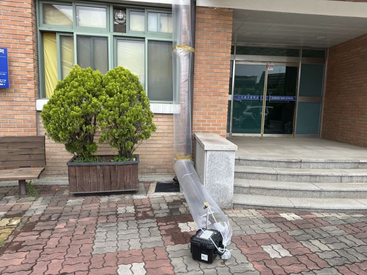 석면 시료 채취가 진행된 A고등학교의 음압기 배출구. 서울시보건환경연구원 제공