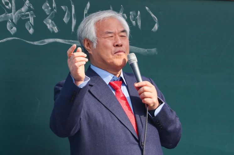 전광훈 사랑제일교회 목사가 16일 서울 종로구 세종대로에서 열린 광화문 전국 주일 연합예배에서 발언하고 있다. 연합뉴스