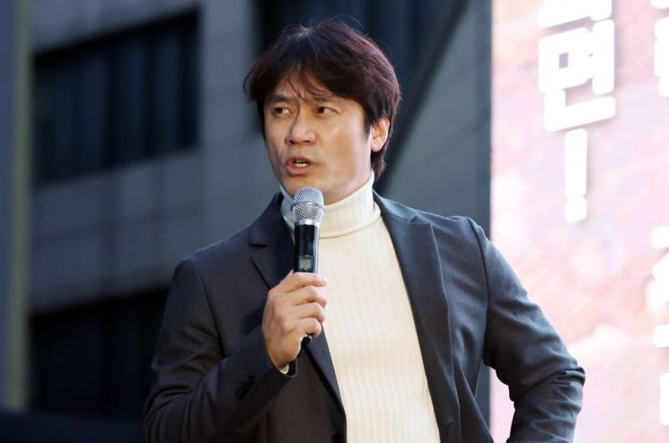 15일 오후 광주 동구 금남로에서 열린 윤석열 대통령 탄핵을 촉구하는 '광주시민총궐기대회'에서 유명 한국사 강사 황현필 씨가 발언하고 있다. 연합뉴스