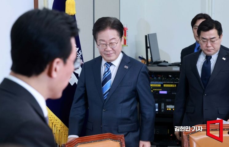이재명 더불어민주당 대표가 17일 국회에서 열린 최고위원회의에 참석하고 있다. 2025.2.17 김현민 기자
