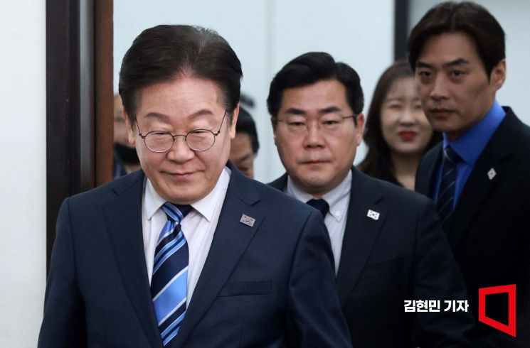 이재명 더불어민주당 대표가 17일 국회에서 열린 최고위원회의에 참석하고 있다. 2025.2.17 김현민 기자