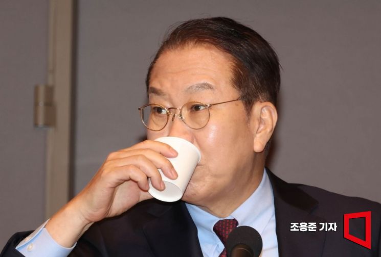 [포토] 물마시는 권영세 비대위원장