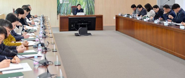 정광선 담양군수 권한대행이 간부 공무원들이 참여한 가운데 긴급회의를 주재하고 있다. 담양군 제공