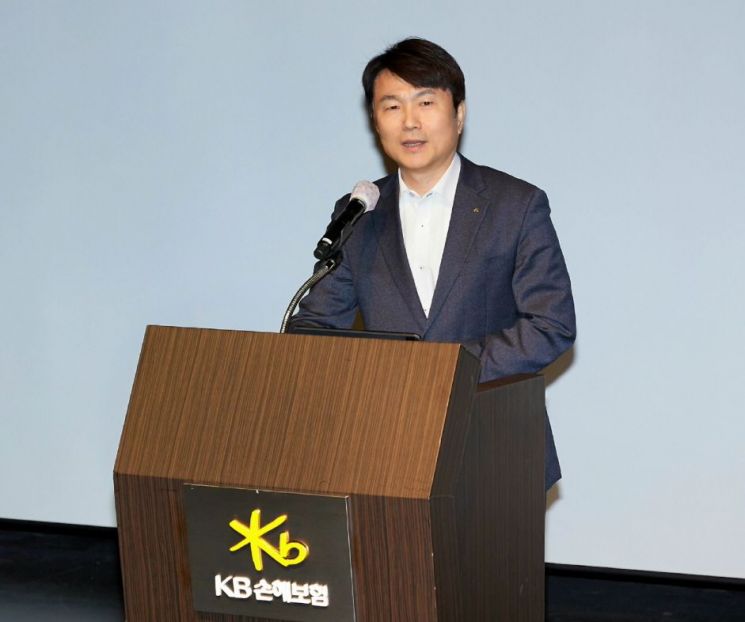 구본욱 KB손해보험 사장이 17일 서울 강남구 역삼동에 위치한 KB아트홀에서 열린 '고객중심경영' 실천 다짐 발대식에서 발언하고 있다. KB손보 제공