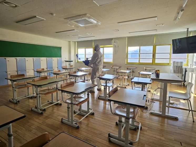 17일 광주 서강중학교에서 한 병역 관계자가 교실을 소독하고 있다. 광주교육청 제공
