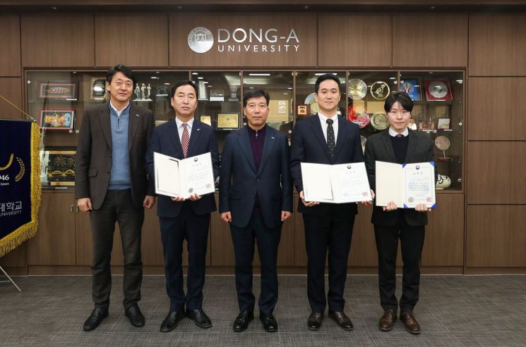 왼쪽부터 동아대 허남인 사무처장, 김진길 과장, 이해우 총장, 탁규만·신영완 직원. 동아대 제공