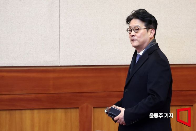 [포토] 탄핵심판 첫 정식 변론 출석하는 이창수 중앙지검장