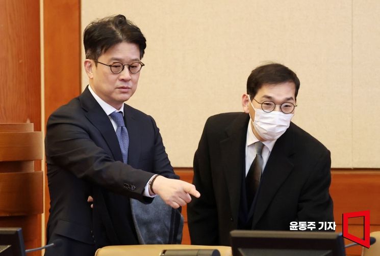 이창수 서울중앙지검장과 조상원 중앙지검 4차장이 17일 서울 종로구 헌법재판소에서 열린 탄핵심판 1차 변론에 참석하고 있다. 2025.02.17 윤동주 기자