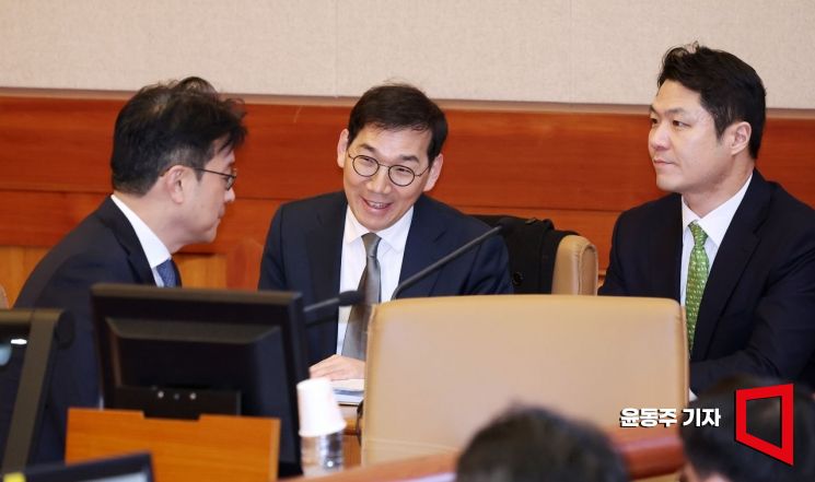[속보] '98일만에 복귀' 이창수 지검장 "생각보다 시간 걸려…헌재 현명한 결정"