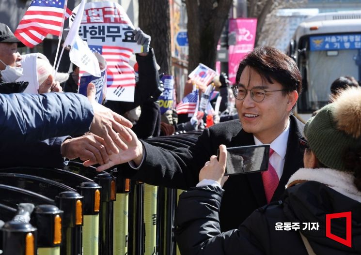 윤상현 국민의힘 의원이 17일 서울 종로구 헌법재판소 앞에서 윤석열 대통령 탄핵반대 시위를 하고 있는 지지자들과 악수를 나누고 있다. 2025.02.17 윤동주 기자