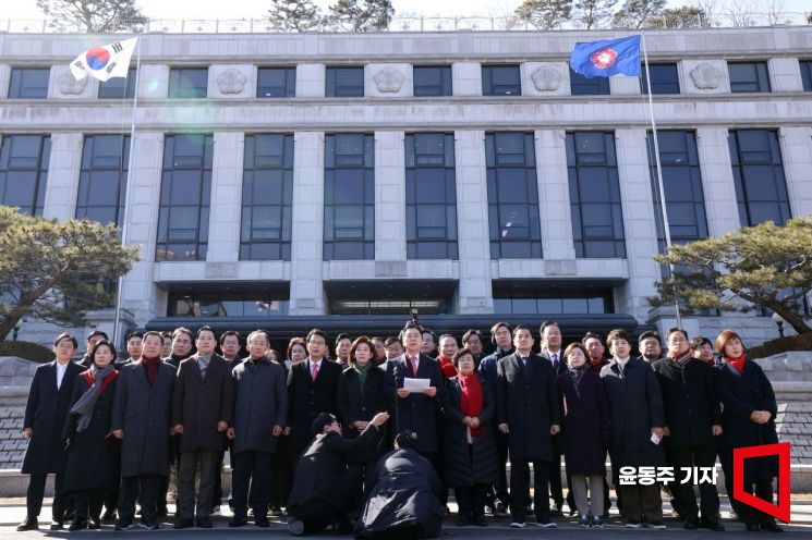 [포토] 윤석열 지지 국힘 의원들 헌재 또 몰려와