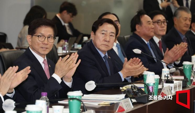 [포토] 박수치는 김문수 장관과 김기문 회장