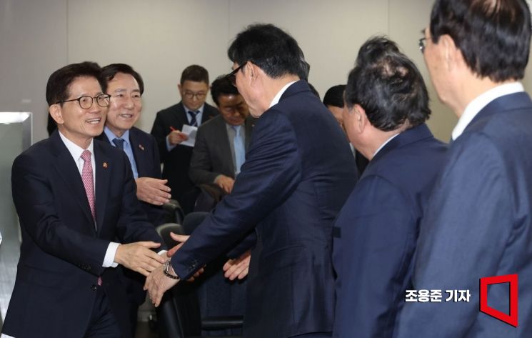 [포토] 중소기업인들과 인사하는 김문수 장관