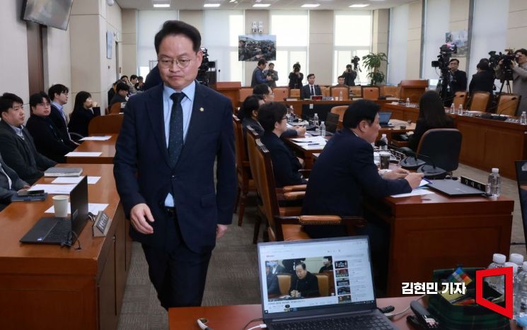 [포토] 국방위 퇴장하는 허영 의원