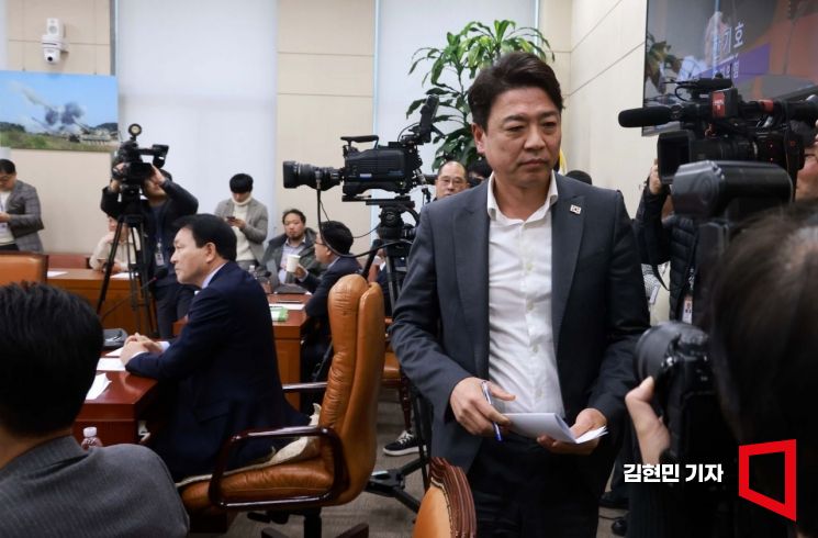 [포토] 국방위 퇴장하는 부승찬 야당 간사