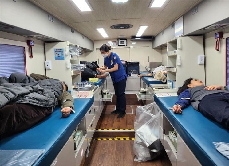 장흥군 공직자들이 헌혈을 하고 있다. 장흥군 제공