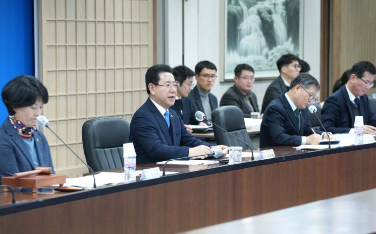 김영록 전라남도지사가 17일 도청 서재필실에서 열린 ‘2025년 제1회 전남 RISE위원회’를 주재하고 있다. 전남도 제공