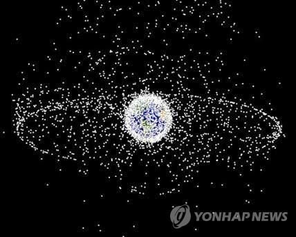 지구를 싸고 있는 우주 쓰레기 상상도. 연합뉴스