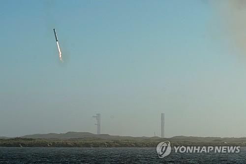 2025년 1월 16일 스페이스X 스타십 로켓의 슈퍼 헤비 부스터가 지상 착륙을 시도하는 모습이다. 로이터·연합뉴스